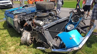 Nur noch Schrott: Viel ist von der Corvette nicht mehr zu erkennen, nachdem der Fahrer mit dem Wagen verunfallt ist.