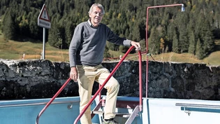 Höher hinaus: Georg Müller präsentiert beim Schwimmbad Obersee das Bauprojekt für einen neuen Mehrzweckbau.