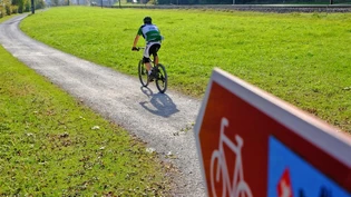 2019 wird geteert: Eine Velowegstrecke von rund 300 Metern zwischen Haslen und Leuggelbach bleibt nicht länger eine - je nach Wetter - staubige oder schmutzige Naturstrasse.