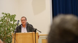 Alles bereit: Noch spricht keiner in die Mikrofone. Christian Marti erwartet im Ennendaner Gesellschaftshaus weitere Gäste.