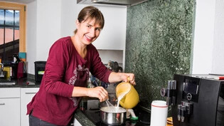 Beim Kochen ist Karin Caminada in ihrem Element.