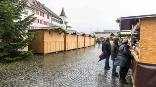 Sturm «Marilou» macht den Standbetreibern des Adventsdörfli in Rapperswil-Jona einen Strich durch die Rechnung.