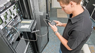 Wie viel kostet die Informatikwelt? Ein junger Informatiker führt Arbeiten im Serverraum einer Schweizer Firma aus. 