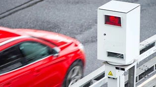 Bussenblitzer: Eine Radarkontrolle bringt einen Schnellfahrer vor das Glarner Kantonsgericht – und zu einer Geldstrafe.