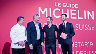 Drei Sterne: «Guide Michelin»-Direktor Gwendal Poullennec (re) gratuliert Franck Giovannini, Peter Knogl und Andrea Caminada.