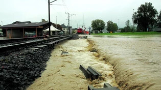 Verheerend: Überschwemmungen unterspülen 2005 das Eisenbahngleis in Benken und richten im Linthgebiet grosse Schäden an.