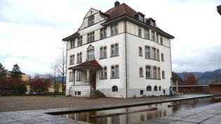 Umkämpft: 2714 Schülerinnen und Schüler besuchen in Rapperswil-Jona die Schule (im Bild das Schulhaus Dorf). Am 10. März wird üb