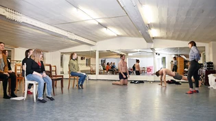 Schamgefühle: Fiona Schmid (rechts) probt mit Marc Furrer (Mitte) und Yvo Furrer das heikle Gespräch über Schule und Sex, während der Rest des Ensembles auf den Einsatz wartet.