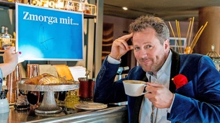 Discount-Frühstück: Der neue Gemeindepräsident führt uns zum günstigsten Kaffee von ganz St. Moritz, den er sich auch mit dem zweimal gekürzten Lohn leisten kann.