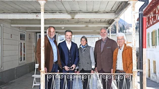Intendant von Origen-Rettungsplan: Auf der Veranda des «Löwe» stehen Reto Knuchel, Giovanni Netzer, Besitzerin Donata Willi, Leo Thomann und Andrea Hämmerle.