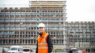 Kantonsbaumeister Markus Dünner vor dem «Sinergia»-Bau, welcher dereinst für 400 Mitarbeitende Platz bietet.