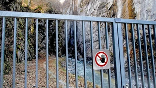 Ein massives Eisentor verunmöglicht den Zugang zur Linthschlucht. 