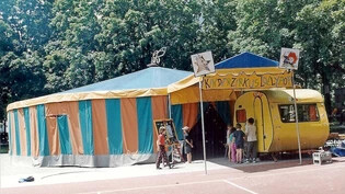 Klein angefangen: Mit einer selbst gebastelten Bühne startete der Zirkus Lollypop 1994. Erst später konnte er günstig ein altes 
