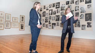 Die Kuratorin Annick Haldemann (rechts) und Geschäftsführerin Dolores Mark vor der Porträtwand.