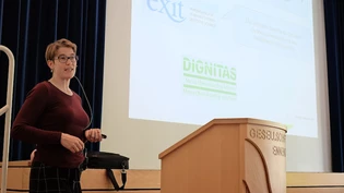 (Not-)Ausgang und Würde: Nina Streeck redet auch über Sterbehilfe – die Organisationen Exit und Dignitas stecken zwei Pole der Diskussion über lebenswertes Leben gleich mit ihren Namen ab