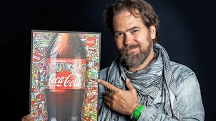 Glarus auf der Flasche: Fredinko alias Frederick Rossmann präsentiert einen Ausschnitt aus seinem Rekord-Werk samt dem Werbesujet.