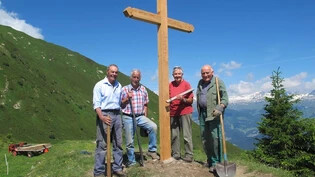 Gemeinschaftsprojekt: Johann Joos, Michael Pöhl, Anna Messmer und Jakob Bardill (von links) haben dem Tenner Chrüz ein neues Wahrzeichen geschenkt. 