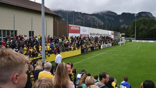 Auch am Mittwoch pilgern über 1000 Fans auf den Sportplatz Ri-Au, um sich das BVB-Training anzusehen.