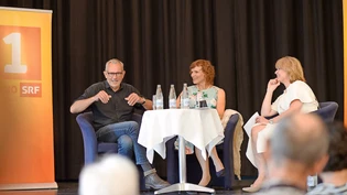 Fridolin Elmer, Daniela Schwegler und Daniela Lager (v.l.) unterhalten sich über ihre speziellen Lebensläufe.