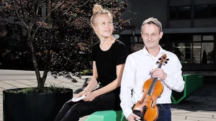 Das Ensemble Ö! orientiert über das neue Programm vor dem Theater Chur.