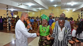 Pastor Neuville vertreibt in Liberias Hauptstadt Monrovia die bösen Geister, die seinen Gläubigen angeblich Geld stehlen.