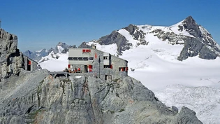 Die Kistenpasshütte ist Anfang wie Ende dieser Saison zugeschneit.