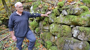 Jakob Leuzinger zeigt beim Schwellstein, bis wohin gestaut wurde, damit das Eisenerz bis zum Pochwerk verschifft werden konnte.