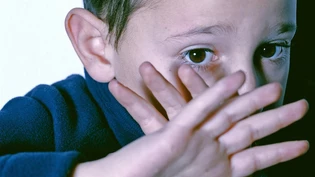 Blinde Wut: Ein Vater schlägt wiederholt seinen Sohn grün und blau. 