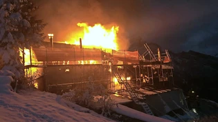 Am frühen Samstagmorgen: Das «Stockhaus» geht oberhalb von Mollis in Flammen auf.