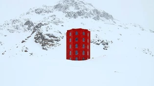 Ein Turm in allen Jahreszeiten: Der Fotograf Christian Brandstätter hat den Theaterbau auf dem Julierpass sieben Mal über mehrere Wochen besucht.