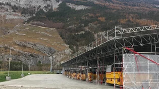 Auf dem Areal der Oberen Au in Chur steht über die Wintermonate eine Überdachung für die Postautos.