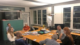 Die Publikumsräte diskutieren mit Dienstchef Sebastian Dürst (im grauen T-Shirt) über die Inhalte der Glarner Tageszeitung.