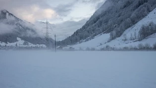 Nur noch eine Ahnung: Fast wie über einem See liegt ein Nebelhauch über dem Sernftal zwischen Engi Hinterdorf und Matt (links die Kirche).