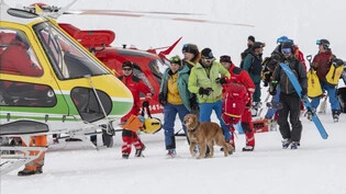 Mit Helikoptern und Hunden: Suche nach allfälligen weiteren Verschütteten in der Lawine bei Andermatt.