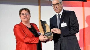 Ausgezeichnet: Ems-Chefin Magdalena Martullo nimmt den Preis von Stiftungspräsident Christian Fiechter entgegen. 