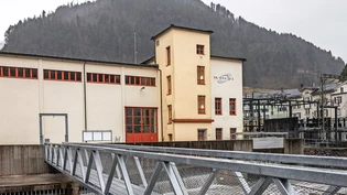Wenn im Sernf Hochwasser droht, kann diese neue Fussgängerbrücke in Schwanden von Hand angehoben werden.
