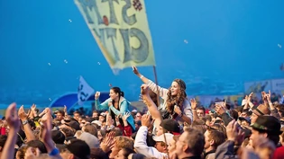 Danach sehnen sich jetzt viele: Tuchfühlung in der Masse bei einem der sommerlichen Musikfestivals in der Region, wie hier auf einer Aufnahme vom Open Air Lumnezia vor fünf Jahren.