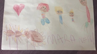 Mara und Malina überraschten ihre Grosseltern in Sils mit dieser Zeichnung. Sie vermissen ihre Nona und ihren Neni ganz fest.