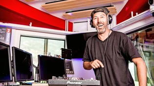 Live und persönlich: Dario Linder reagiert direkt auf die Hörer, die sich per Whatsapp melden. Bild Philipp Baer