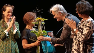 Die Gefeierte beschenkt: Obwohl es um ihren Abschied geht, ist es Ute Haferburg (2. von rechts) ein Anliegen, auch die Mitarbeiter des Theaters Chur für einmal auf die Bühne zu holen.