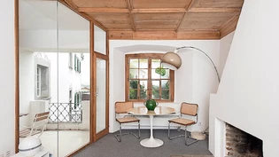 Zeitreise: Das Plantahaus wurde im Jahr 1645 errichtet. Bei der Möblierung griff man auf die Originalmöbel von Olgiati zurück oder ergänzte sie stilsicher durch passende Designklassiker.