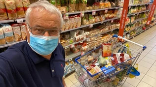 Beim Einkaufen und im öffentlichen Verkehr trägt Giancarlo Cattaneo konsequent eine Maske.