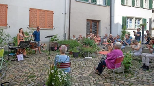 Applaus für zwei Stimmen: Jennifer Ribeiro Rudin (links) und Mattias Müller begeistern  ein bunt gemischtes Publikum auf dem Hegisplatz in Chur.