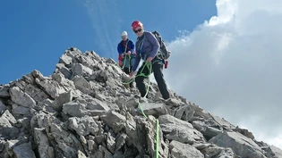 Freude und Spannung: Stephanie Lienhard (vorn)  und Lukas Hüssi steigen  vom Bocktschingel ab  –  die Wolke bleibt harmlos. 