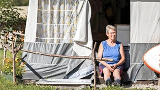 Leben auf dem Campingplatz: Margrit Jenni verbringt seit 44 Jahren ihre Sommerferien im Klöntal; Speziell das Stehpaddeln bereitet ihr grosse Freude.