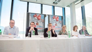 Nein zur SVP-Initiative: Martin Schmid, Andreas Züllig, Andreas Wieland, Sandra Locher Benguerel, Carmelia Maissen und Beno Niggli (von links) schildern ihre Argumente.