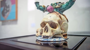 Der Tod – so bunt wie das Leben: Die Vielfalt in der von Stephan Kunz (oben rechts) und Stefan Zweifel kuratierten Ausstellung im Bündner Kunstmuseum ist nur schwer in wenigen Fotos zu fassen. Bilder: Philippe Baer