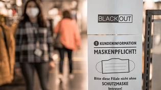 Im Blackout in Netstal werden die Kunden an die Maske erinnert.