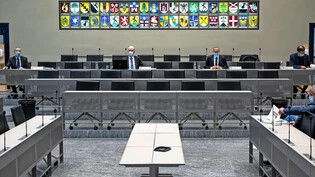 Vermummter Ausblick : Regierungspräsident Christian Rathgeb (Dritter von links) und seine Mitarbeiter präsentieren den Medien im Grossratssaal die Zahlen des Voranschlags 2021. 