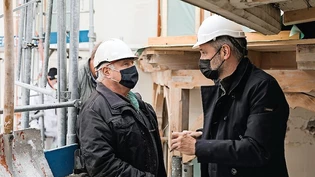 Bauen statt inszenieren: Giovanni Netzer (rechts) bespricht sich in Mulegns mit dem Holzrestaurator Fredy von Büren. 